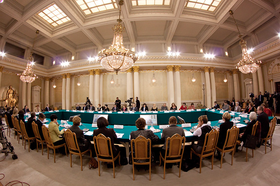 Presidenttifoorumi järjestettiin Presidentinlinnan Valtiosalissa.